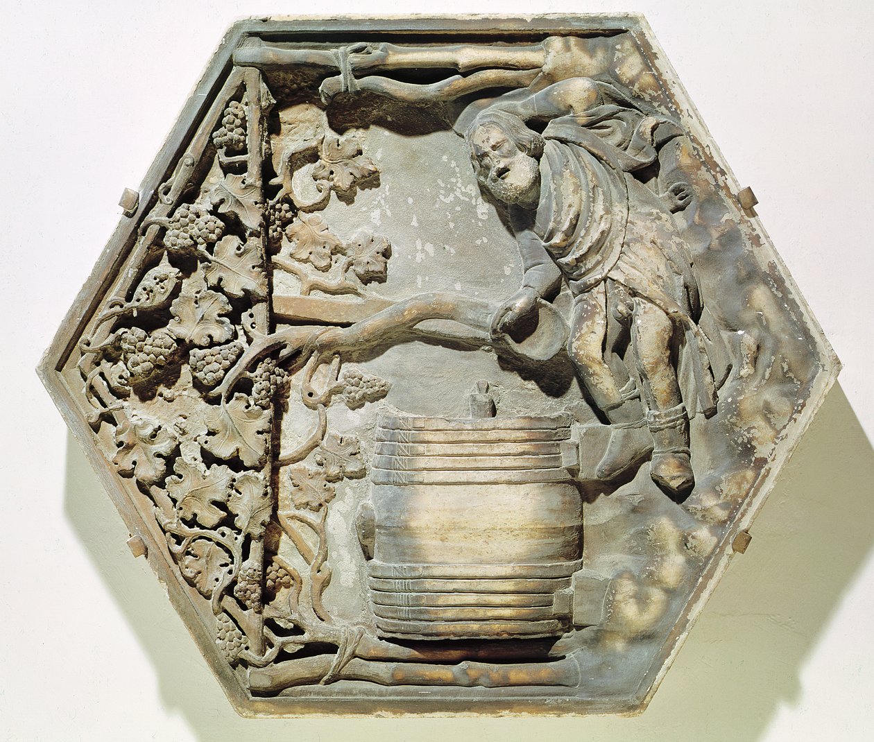 A Embriaguez de Noé, azulejo de relevo decorativo hexagonal de uma série que ilustra episódios de Gênesis, possivelmente baseado em desenhos de Giotto (c.1266-1337) c.1334-48 (mármore) de Andrea Pisano
