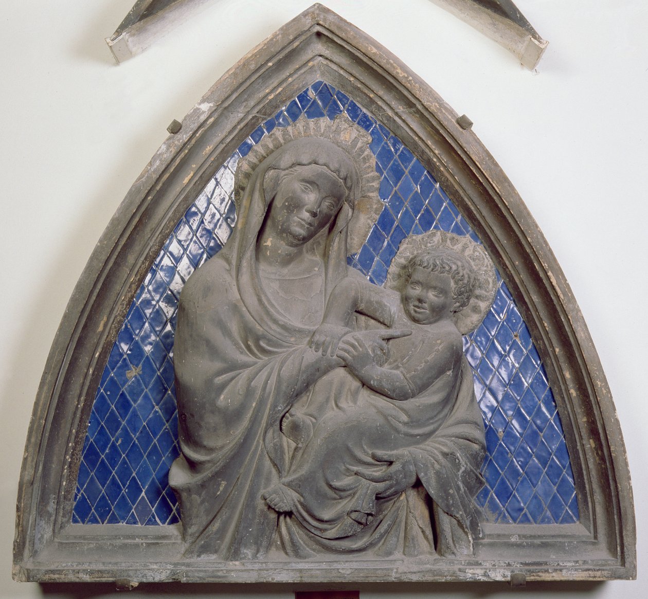 Virgem e Criança, detalhe, telha de relevo do Campanile (cerâmica e mármore) de Andrea Pisano