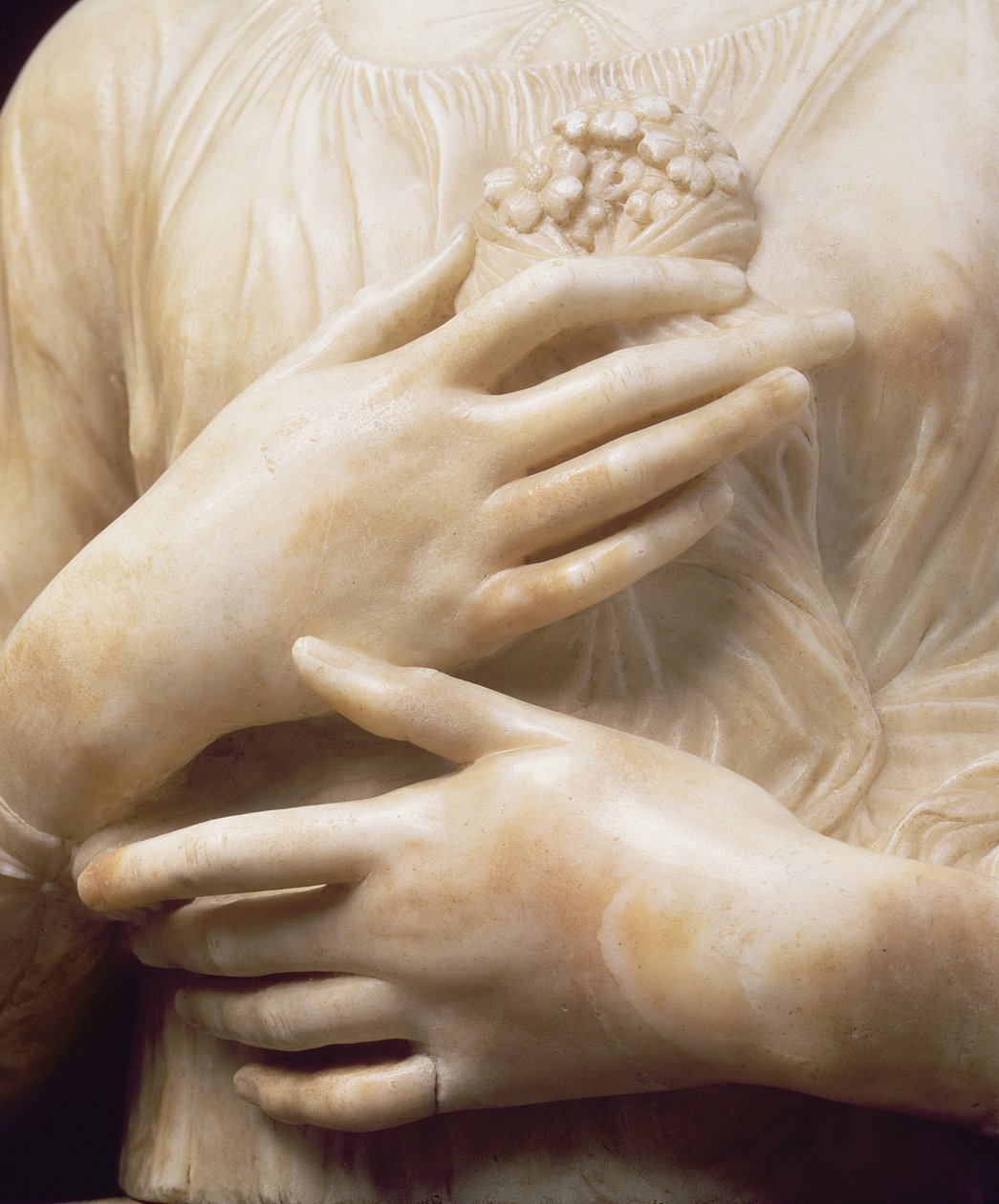 Mulher com um buquê, detalhe de suas mãos c.1475-80 (mármore) (detalhe de 434102) de Andrea del Verrocchio