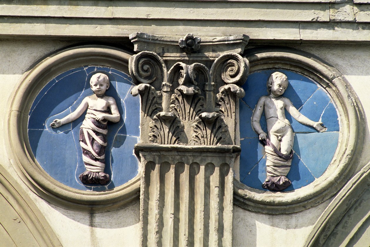 Roundel e pilastras de um spandrel da loggia, c.1420 de Andrea Della Robbia