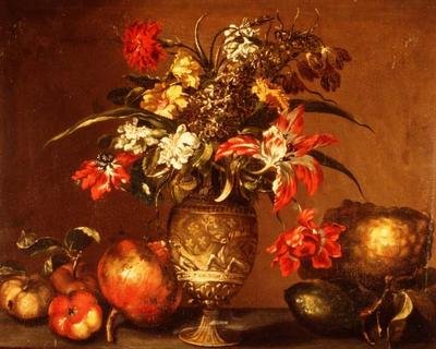 Tulipas, um cravo e outras flores num vaso dourado prateado com fruta num parapeito de Andrea (after) Belvedere