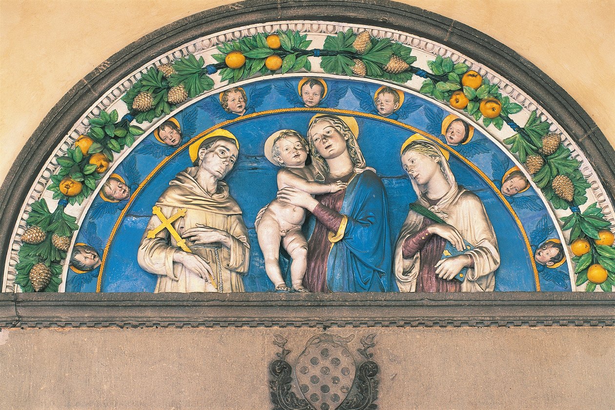 Lunette de terracota vidrada representando Madonna com Criança entre Santos de Andrea Della Robbia