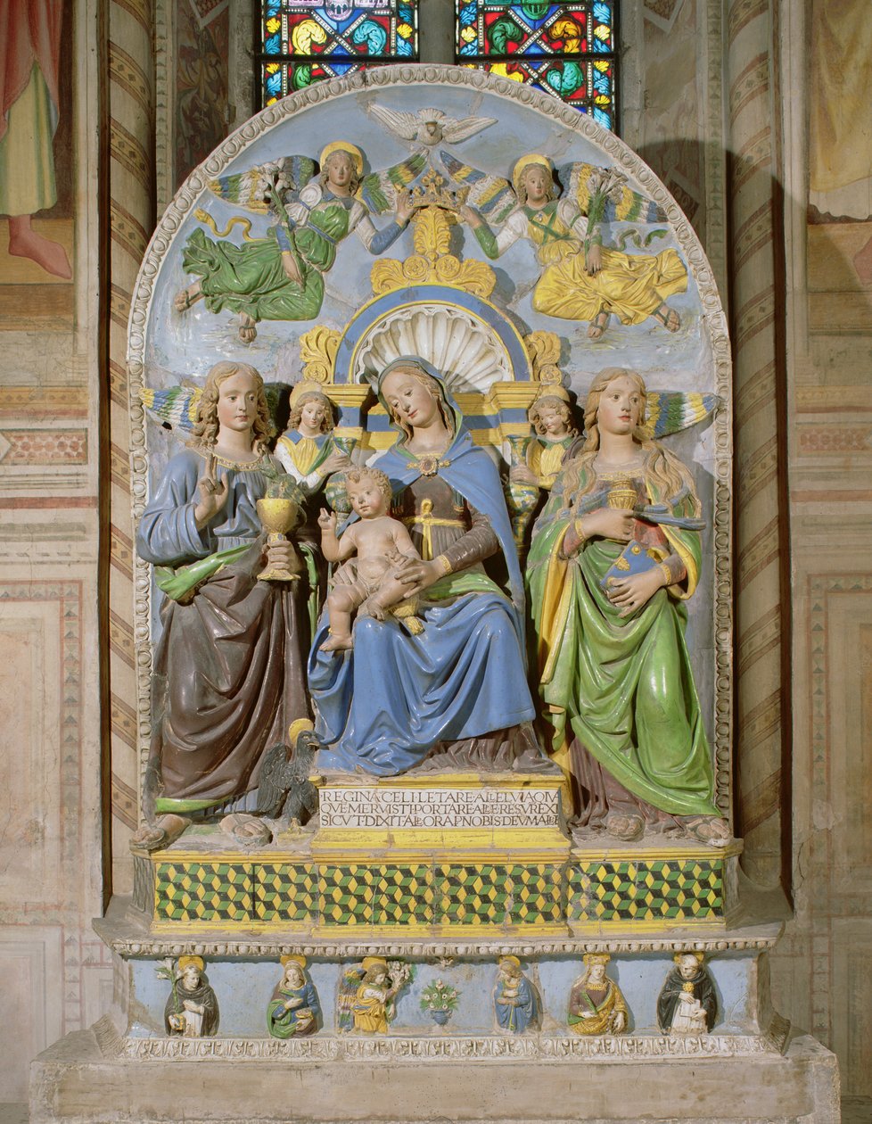 Madonna e Child Enthroned, o retábulo da Capela dos Médicis (louça de barro esmaltada) de Andrea Della Robbia