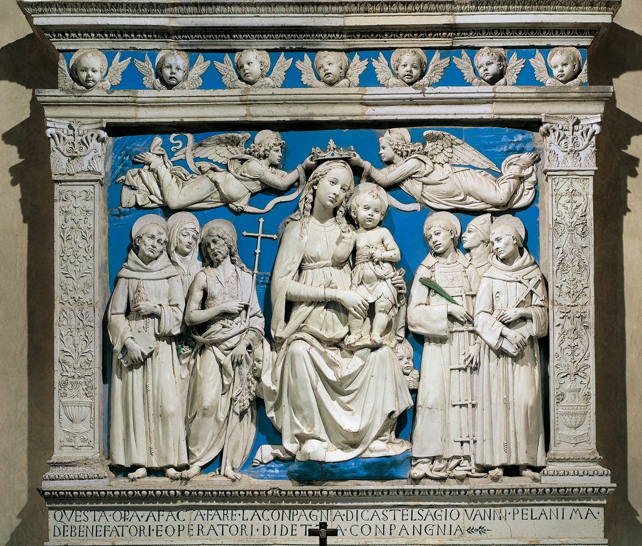 Madonna e Child with Saints, de Andrea della Robbia (1435-1525), faiança vidrada, Capela Medici, Igreja de Santa Croce, Florença, Itália de Andrea Della Robbia