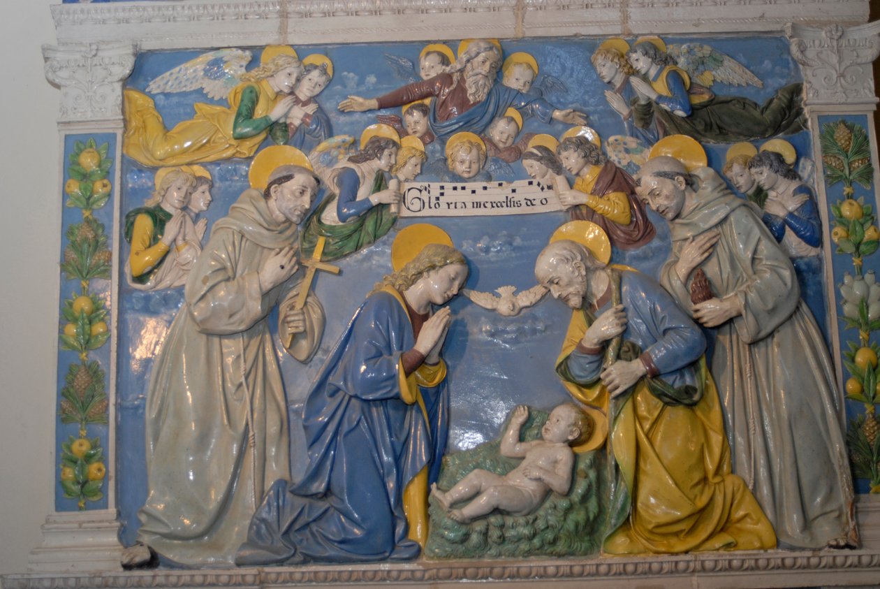 Natividade com São Francisco e Santo António, terracota vidrada por Andrea Della Robbia, Santuário de La Verna, Chiusi della Verna, Toscana, Itália de Andrea Della Robbia