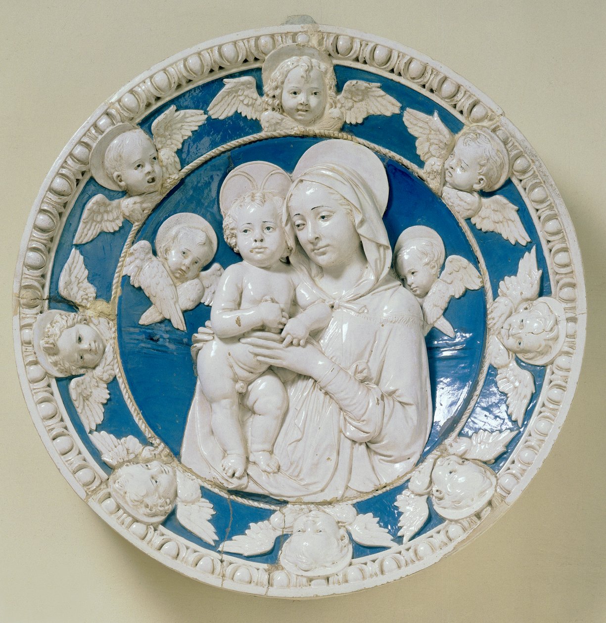 Ronda com a Madonna e a Criança de Andrea Della Robbia