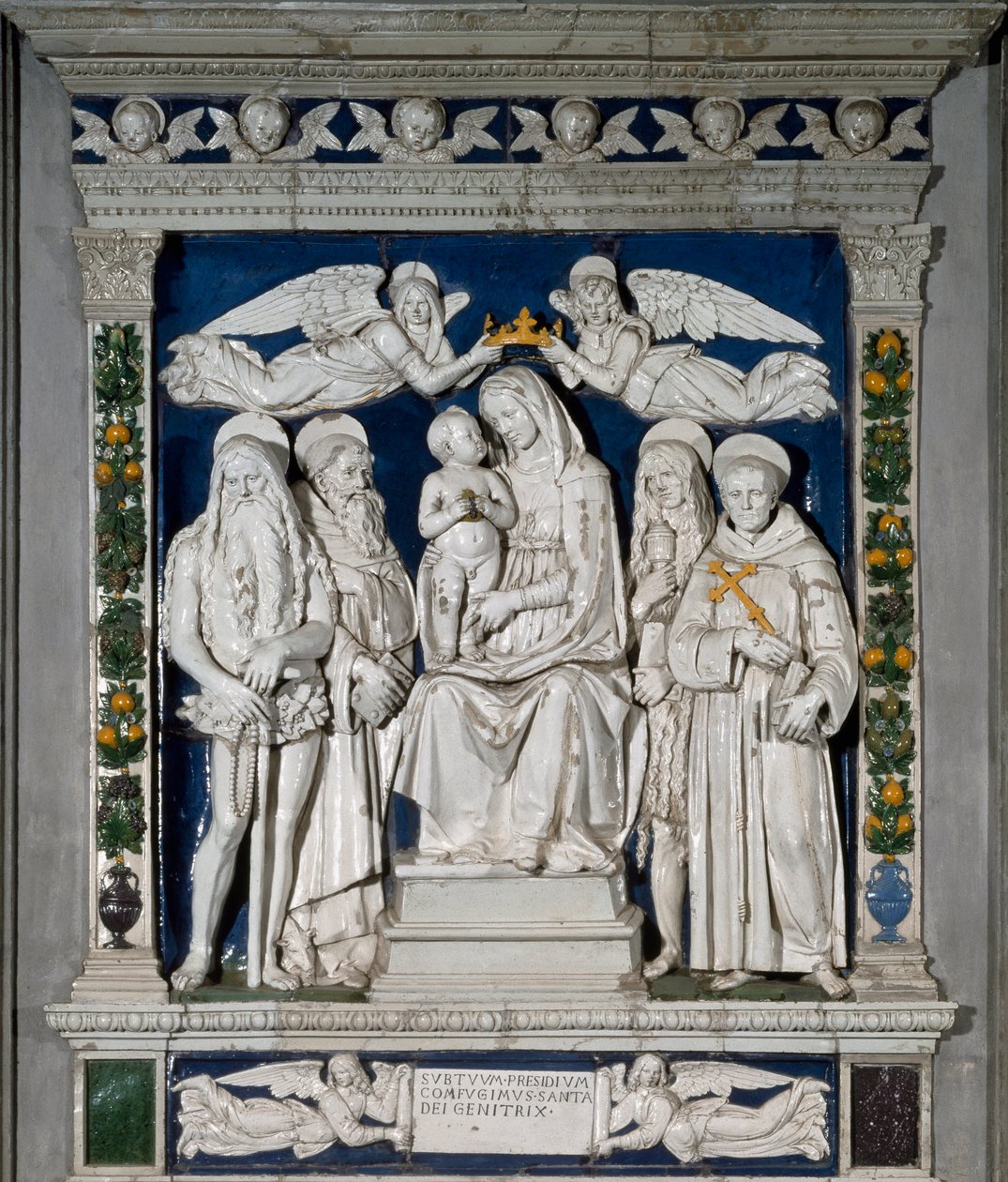 A Virgem do Refúgio A Virgem Maria e o Menino Jesus rodeados por Santo Onuphre, o Anacoreta (ou o Grande), Santo António, o Grande" (Santo António Abade (250/251-356) (ou Santo António Eremita), Santa Maria Madalena e Santo François de de Andrea Della Robbia