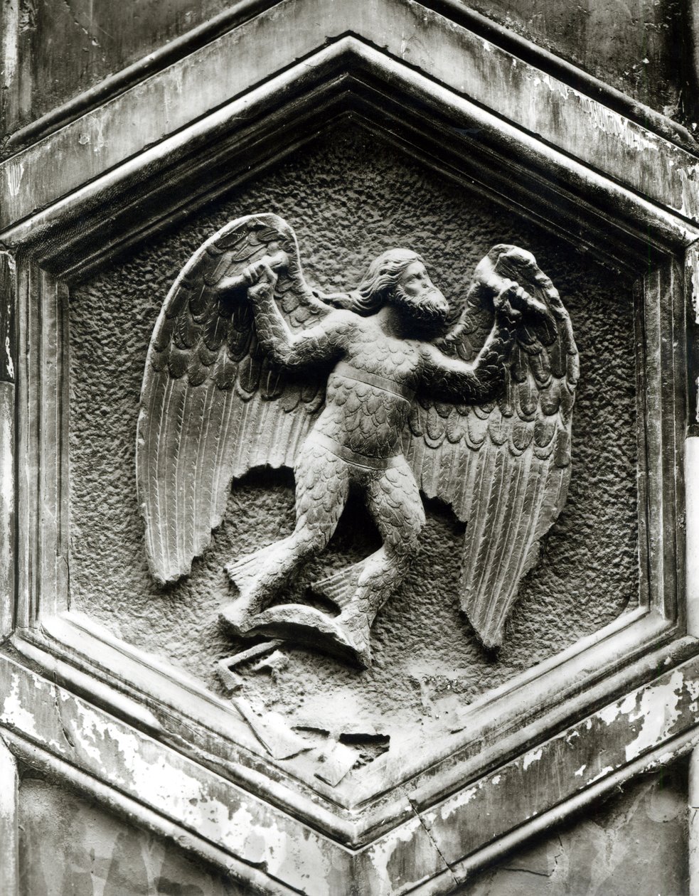 Daedalus, relevo decorativo do Campanile, Florença, c.1348-50 (mármore) (foto a p/b) (ver também 103681) de Andrea Pisano