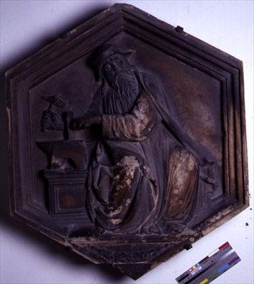 Harmonia, azulejo decorativo hexagonal em relevo de uma série representando as Sete Artes Liberais, possivelmente baseado em desenhos de Giotto (c.1266-1337) c.1334-48 (mármore) de Andrea Pisano