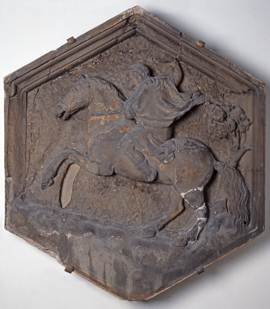 A arte da caça, telha de relevo decorativo hexagonal de uma série que descreve os praticantes das artes e Ciências, possivelmente com base em projetos de Giotto (c.1266-1337) c.1334-48 (mármore) de Andrea Pisano