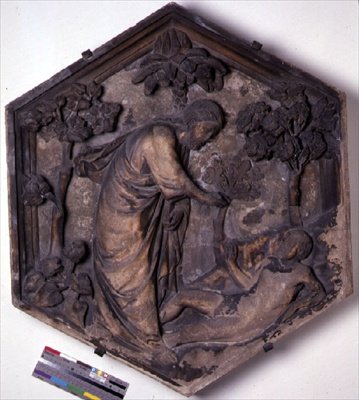 A Criação de Adão, azulejo em relevo decorativo hexagonal de uma série que ilustra episódios do Génesis, possivelmente baseado em desenhos de Giotto (c.1266-1337) c.1334-48 (mármore) de Andrea Pisano