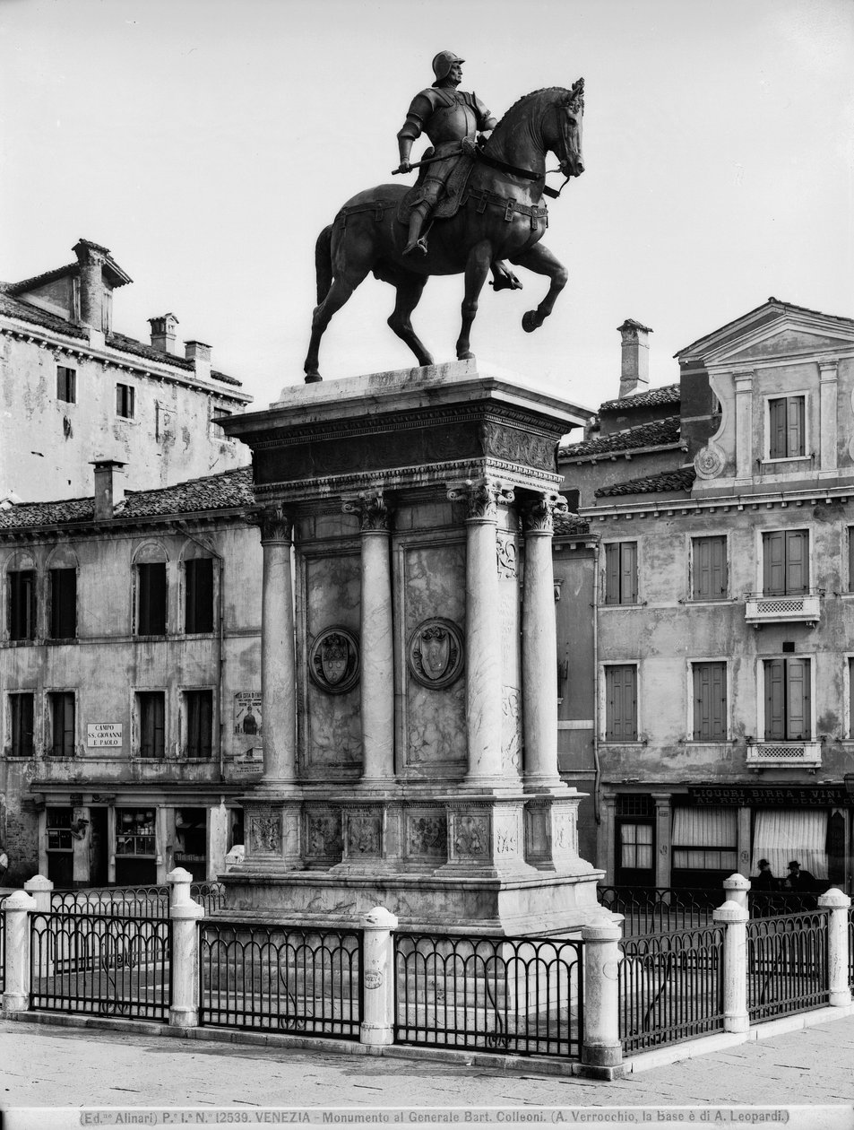 Estátua equestre do condomínio Bartolomeo Colleoni (1400-75) (bronze) (foto a p/b) de Andrea del Verrocchio