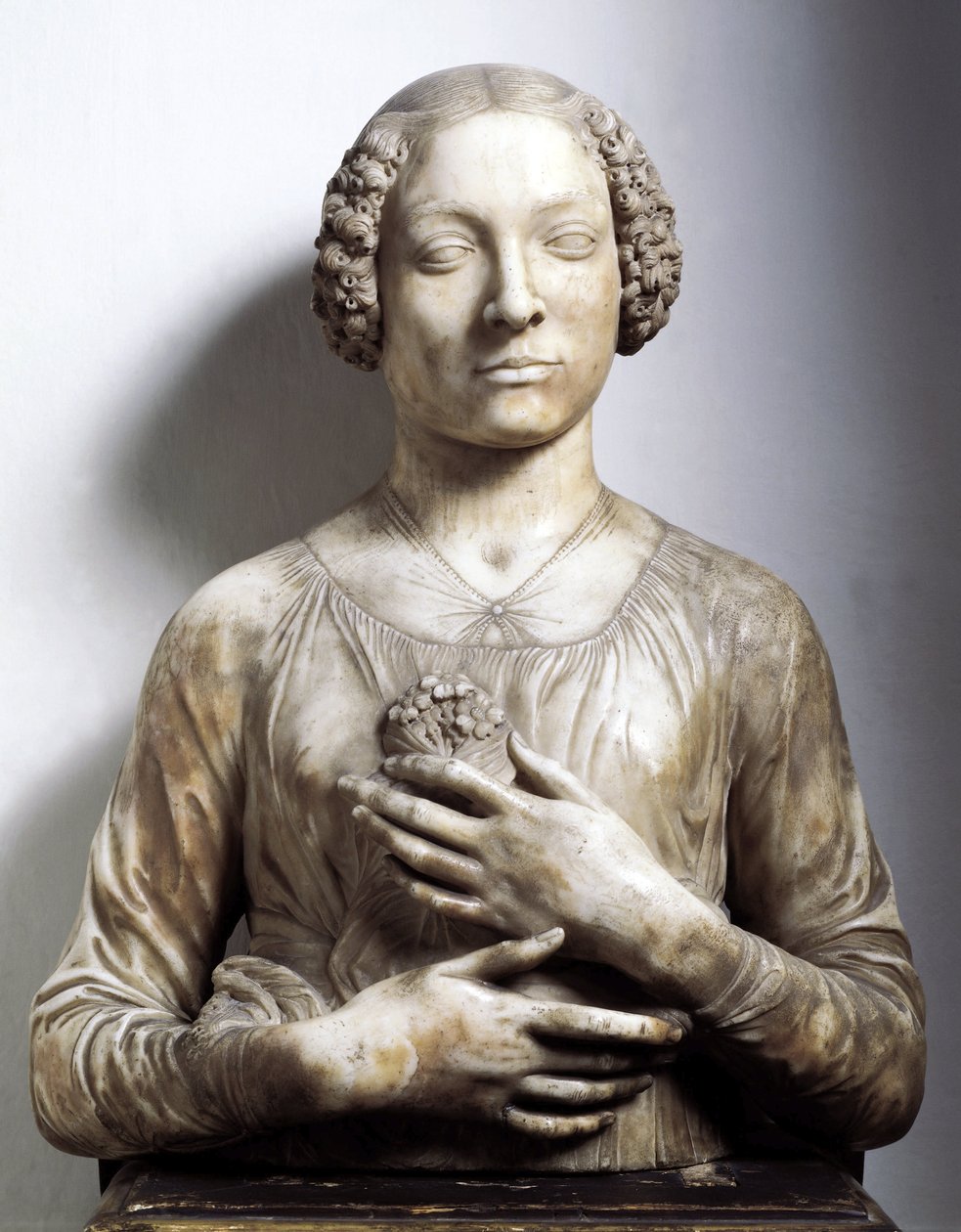 Mulher com um ramo de flores Escultura em mármore de Andrea di Francesco di Cione dit il Verrocchio (1435-1488) 1475-1480 aproximadamente 58 cm Sol Florença, Museo Nazionale del Bargello de Andrea del Verrocchio