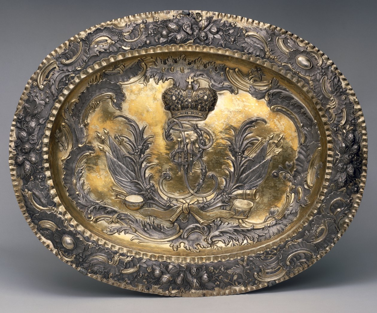 Prato com o monograma de Catarina II, 1762 (prata) de Andrei and Polozov, Aleksei Gerassimov