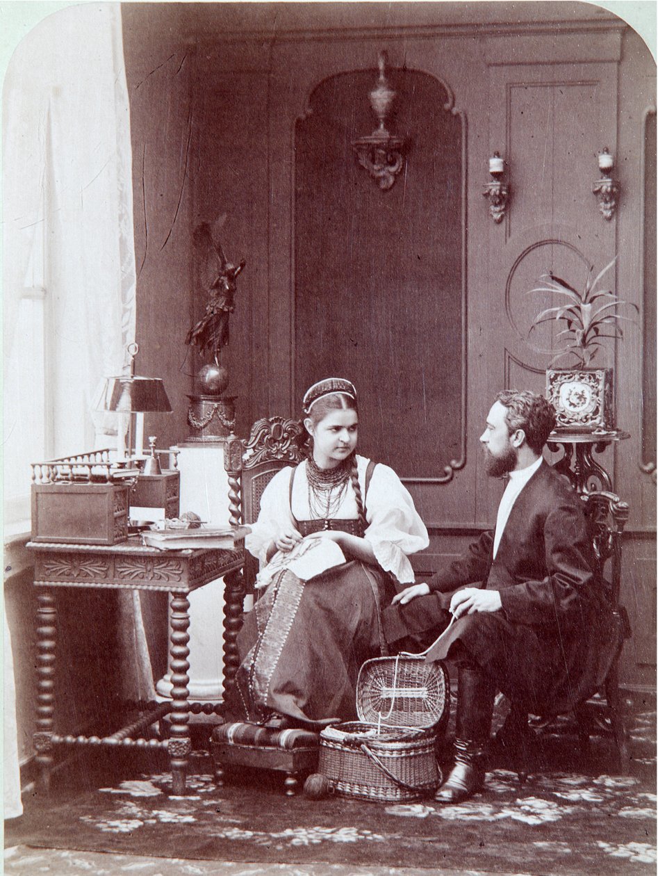 Composição russa: interior de uma habitação russa com bordados de homem e mulher e vestida com trajes tradicionais. Fotografia de Andrei Osipovich Karelin (1837-1906), 1870-1880s. Museu Estatal de História, Moscovo
Composição ao estilo russo. Albumina de Andrei Osipovich Karelin