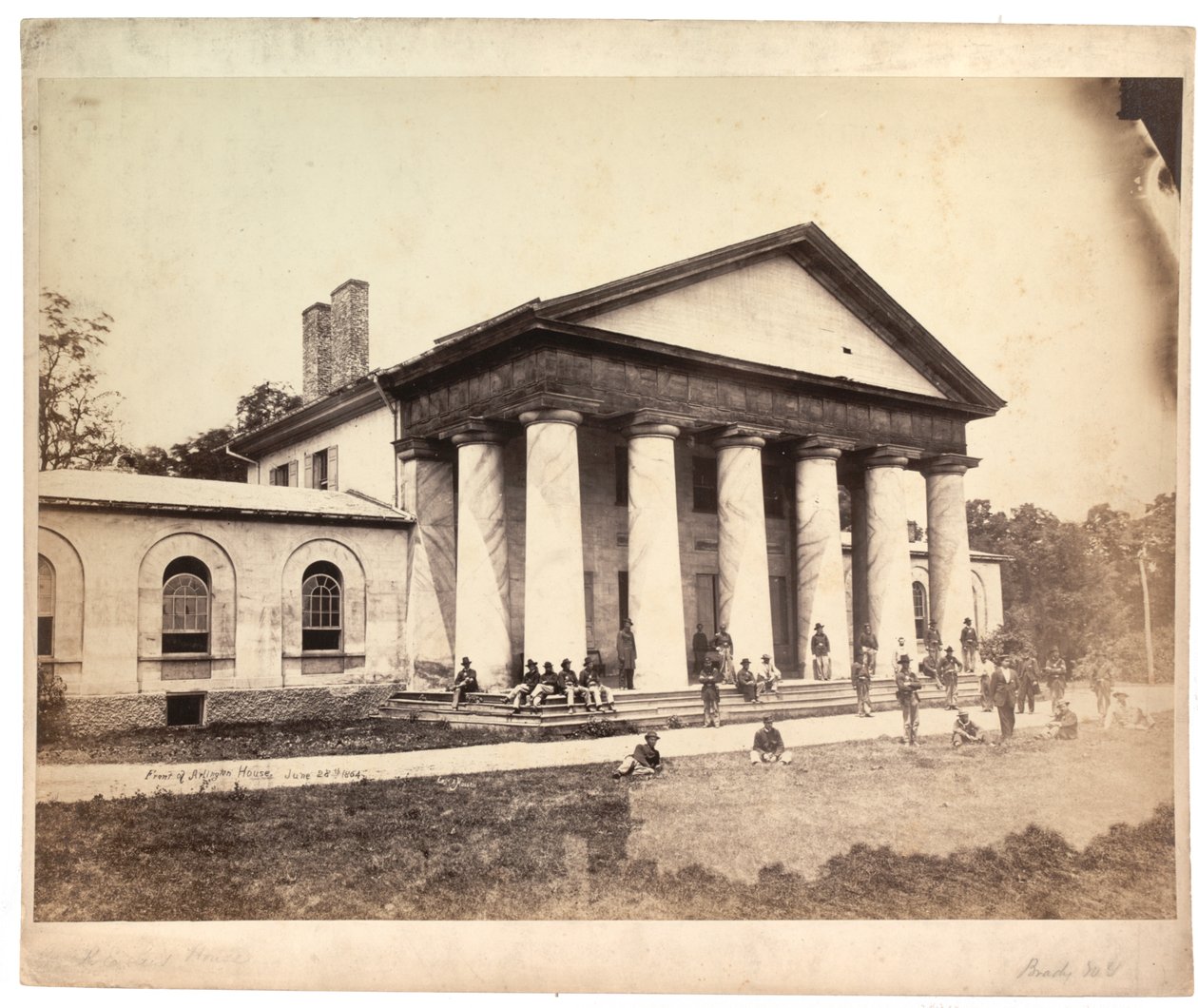 Frente de Arlington House, 28 de junho de 1864 (foto sépia) de Andrew Joseph Russell