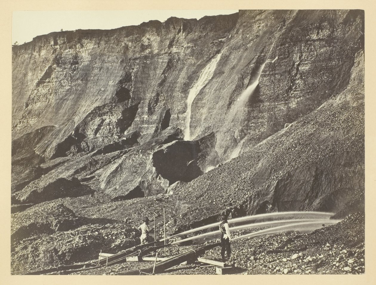 Hydraulic Gold Mining, Near Dutch Flats, Califórnia, C. P. R. R. de Andrew Joseph Russell