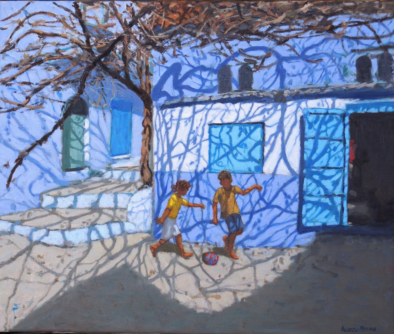 Jogos de bola na rua,Chefchaouen,Marrocos , 2018,(óleo sobre tela) de Andrew Macara