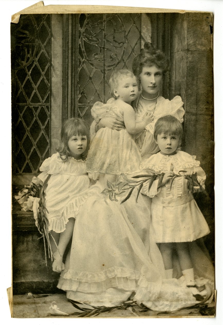 Duquesa Evelyn e três crianças, c.1899 (foto a p/b) de Thomas Kelly