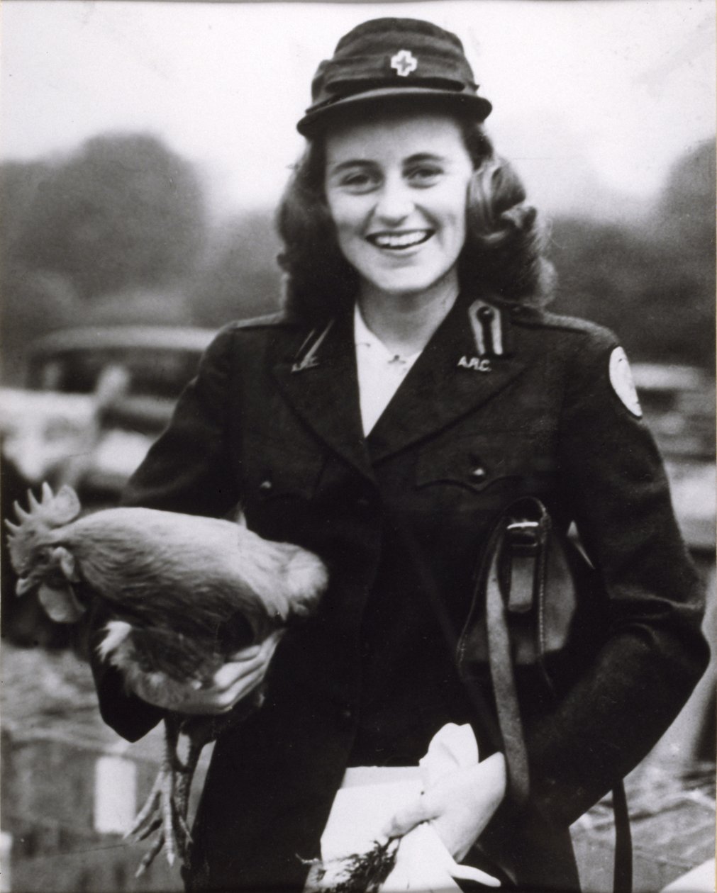 Kick Kennedy usando um uniforme da Cruz Vermelha Americana em Londres, c.1943 (foto a p/b) de Thomas Kelly