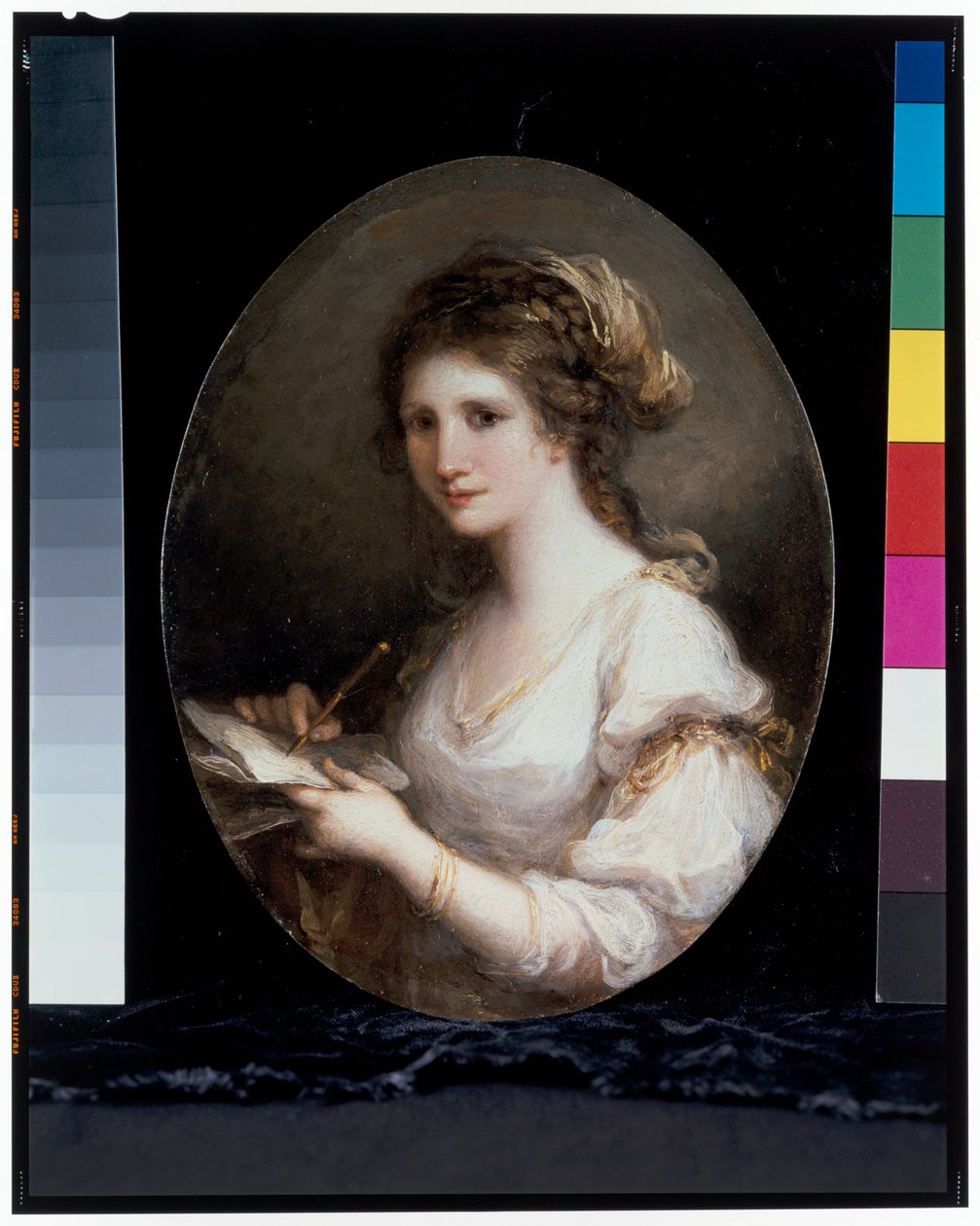 Presumível autorretrato sob a forma de poesia, com um vestido branco, segurando uma caneta e papel de Angelica Kauffman