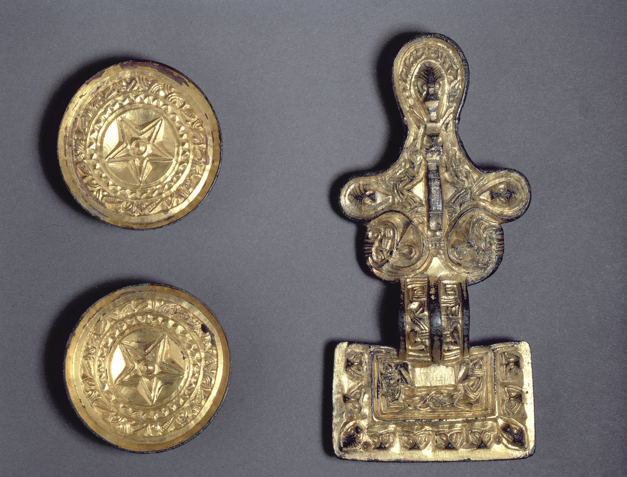 Um par de broches de disco e um broche de cabeça quadrada, encontrados em Fairford, Gloucestershire, anglo-saxão, do século 5 a 6 (liga de cobre dourada) de Anglo Saxon