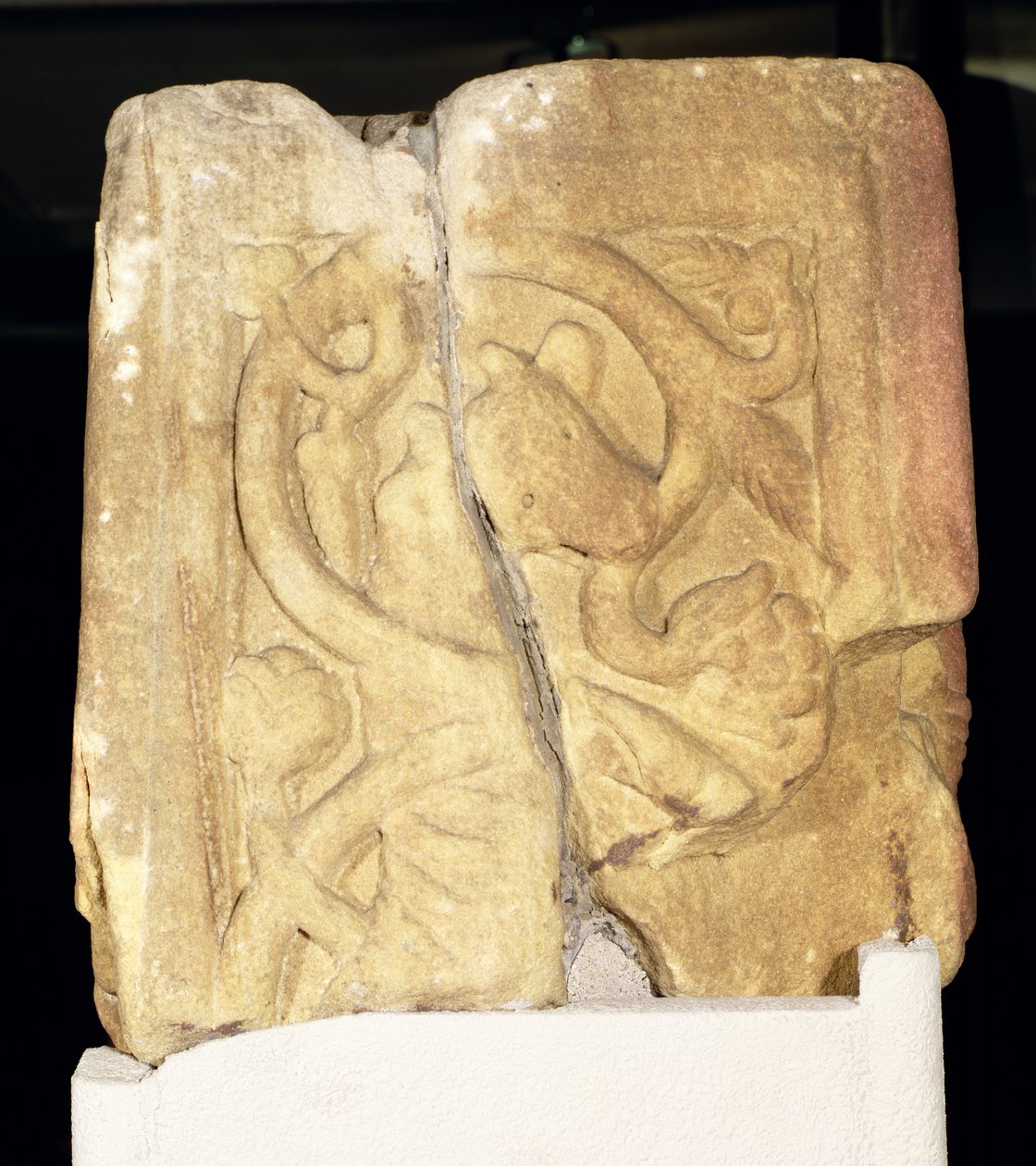 Rothbury Cruz eixo fragmento, decorado com um pergaminho habitado, 800-850 dC de Anglo Saxon