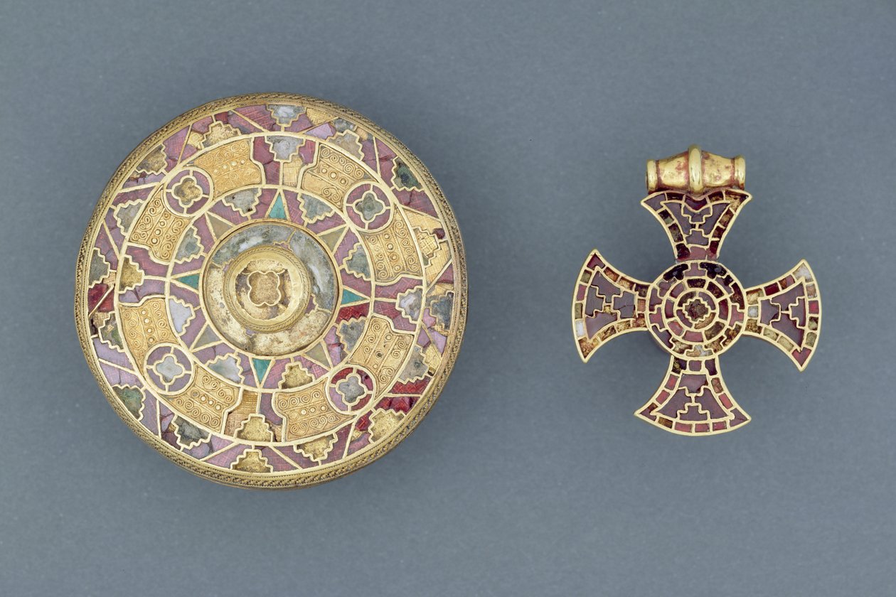 Cruz de pingente de joalharia, de Ixworth, Suffolk; e broche de disco de jóias, de Sarre, Kent, anglo-saxão (ouro, prata, granadas e concha) de Anglo Saxon
