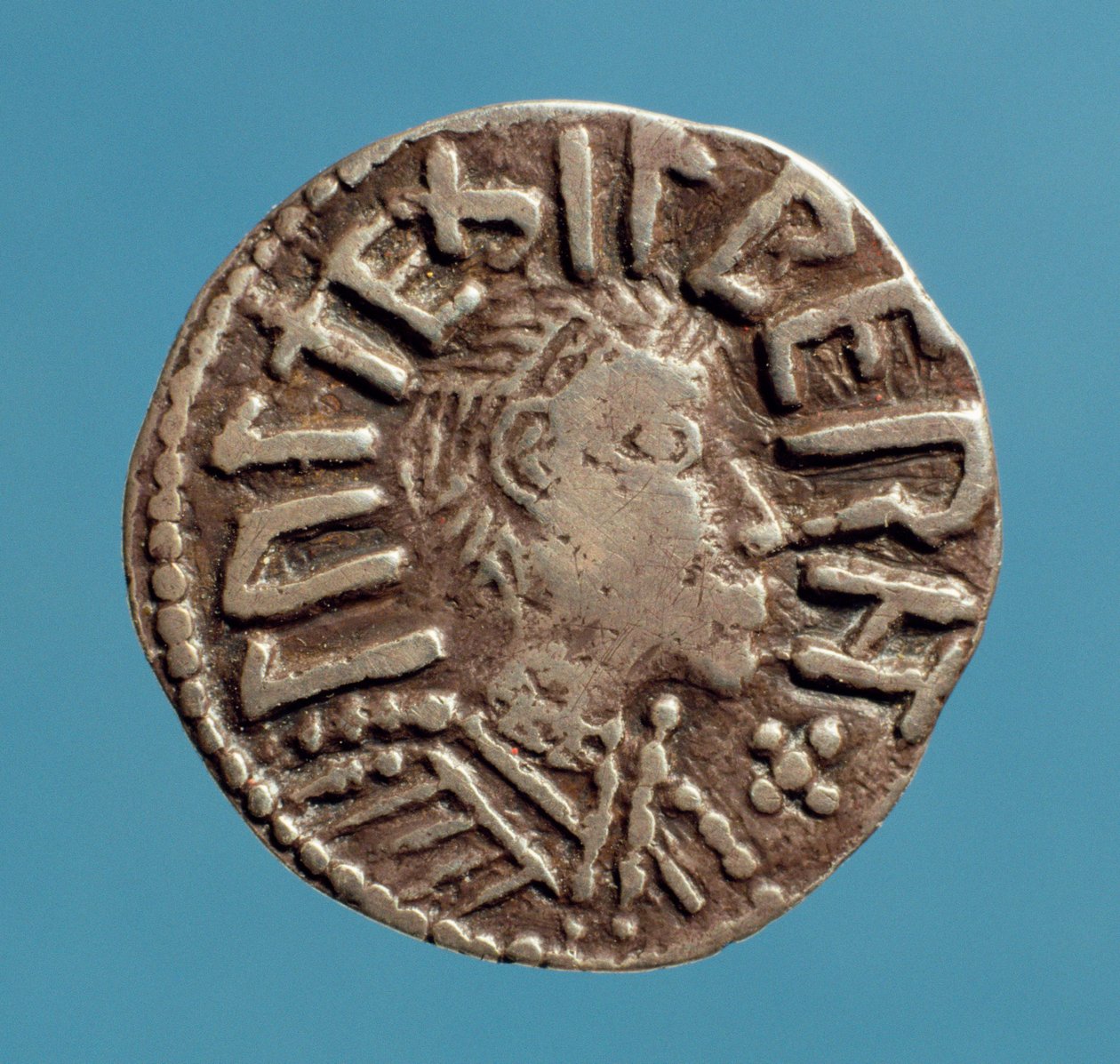 Penny (anverso) de Aethelberht (d.794) Rei anglo-saxão de East Anglia. (prata) de Anglo Saxon