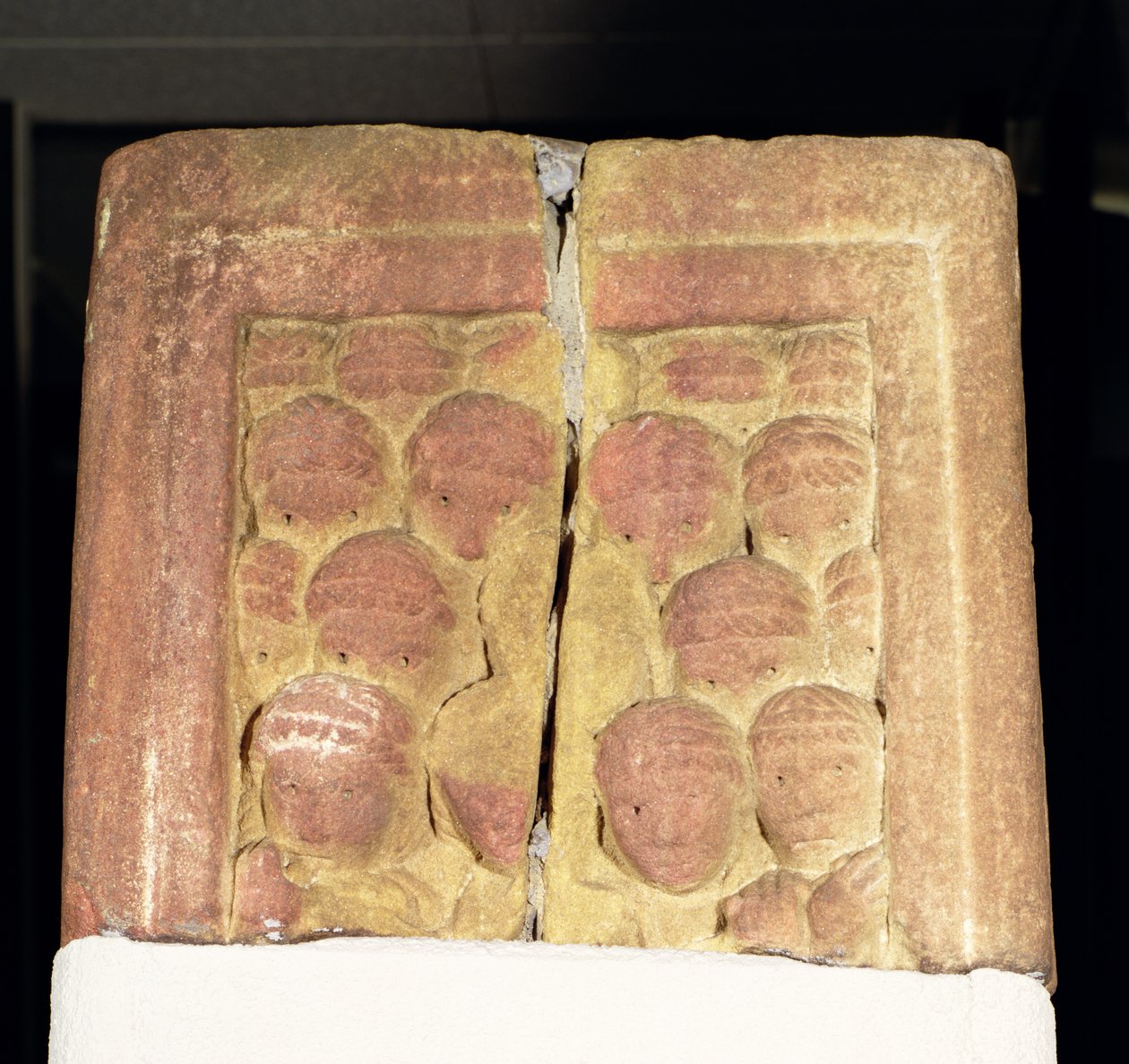 Rothbury Cross eixo fragmento representando uma cena de multidão, 800-850 dC de Anglo Saxon