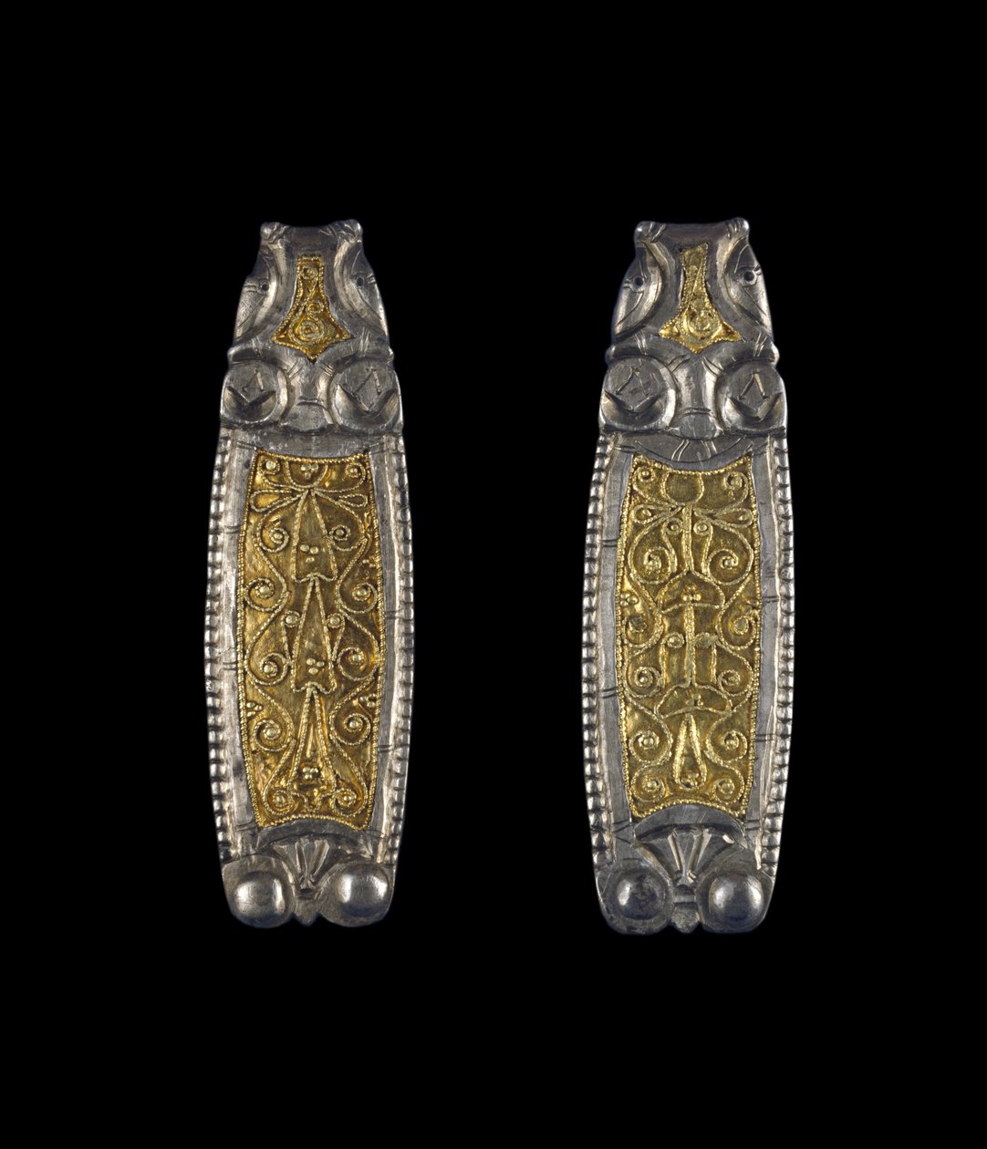 Um par de alças, de Ipsden Heath, Oxfordshire, Late Anglo-Saxon, século IX (prata com incrustações de ouro) de Anglo Saxon