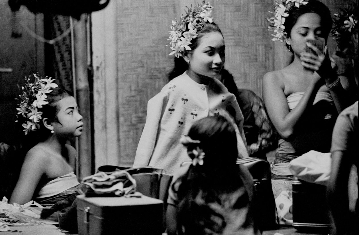 Dançarinos de Bali, Hotel Tandjung Sari, Sanur de Angus Forbes
