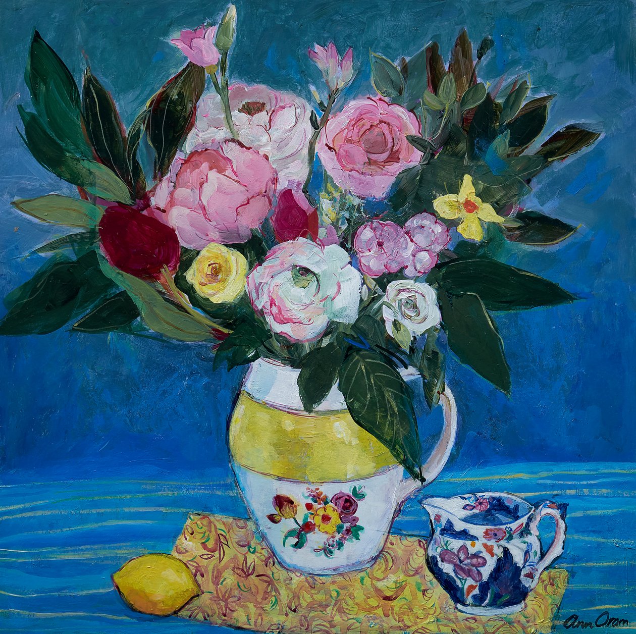 Peonies in a Yellow and White Jug, 2021 (Acrílico) de Ann Oram