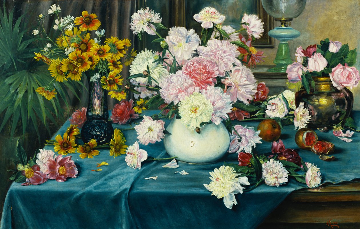 Peônias, rosas e outras flores em vasos em uma mesa coberta com um pano azul, 1913 de Anna Knittel