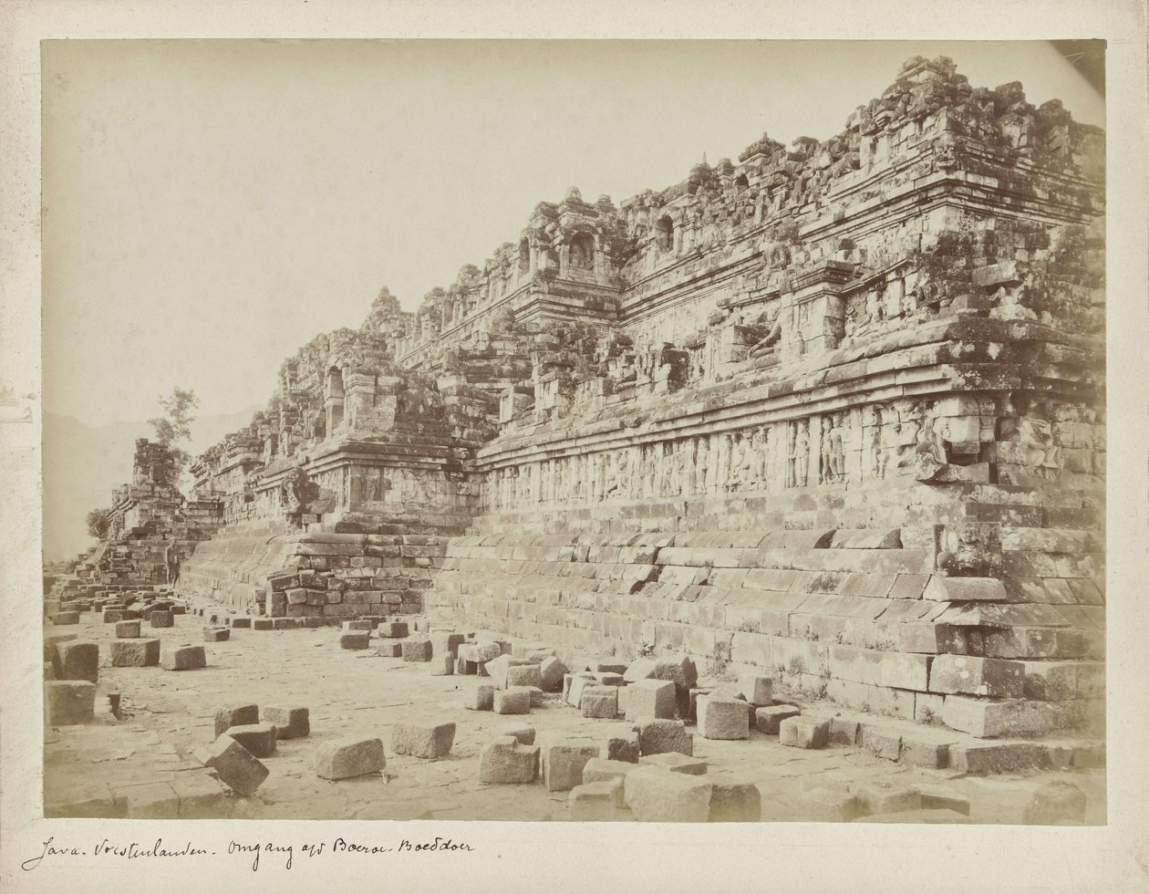 Fotografia de Borobudur antes de sua primeira restauração de Anonymous