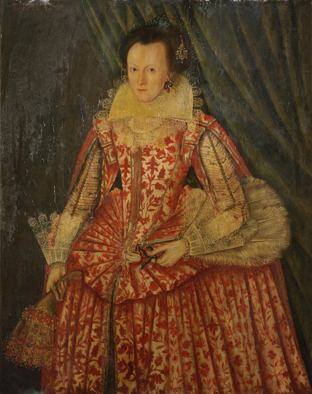 Escola, retrato de uma senhora, três quartos de comprimento, em um vestido vermelho e branco, segurando luvas e um ventilador de Anonymous