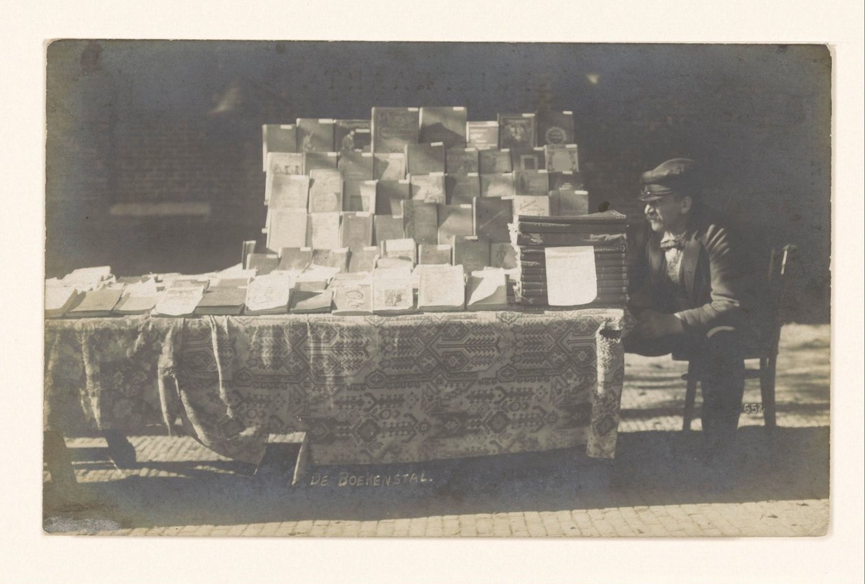 O livreiro Frederik Coster ao lado da sua banca de livros sobre o Hofplein em Alkmaar
A instalação do livro (título sobre o objecto) de Anonymous