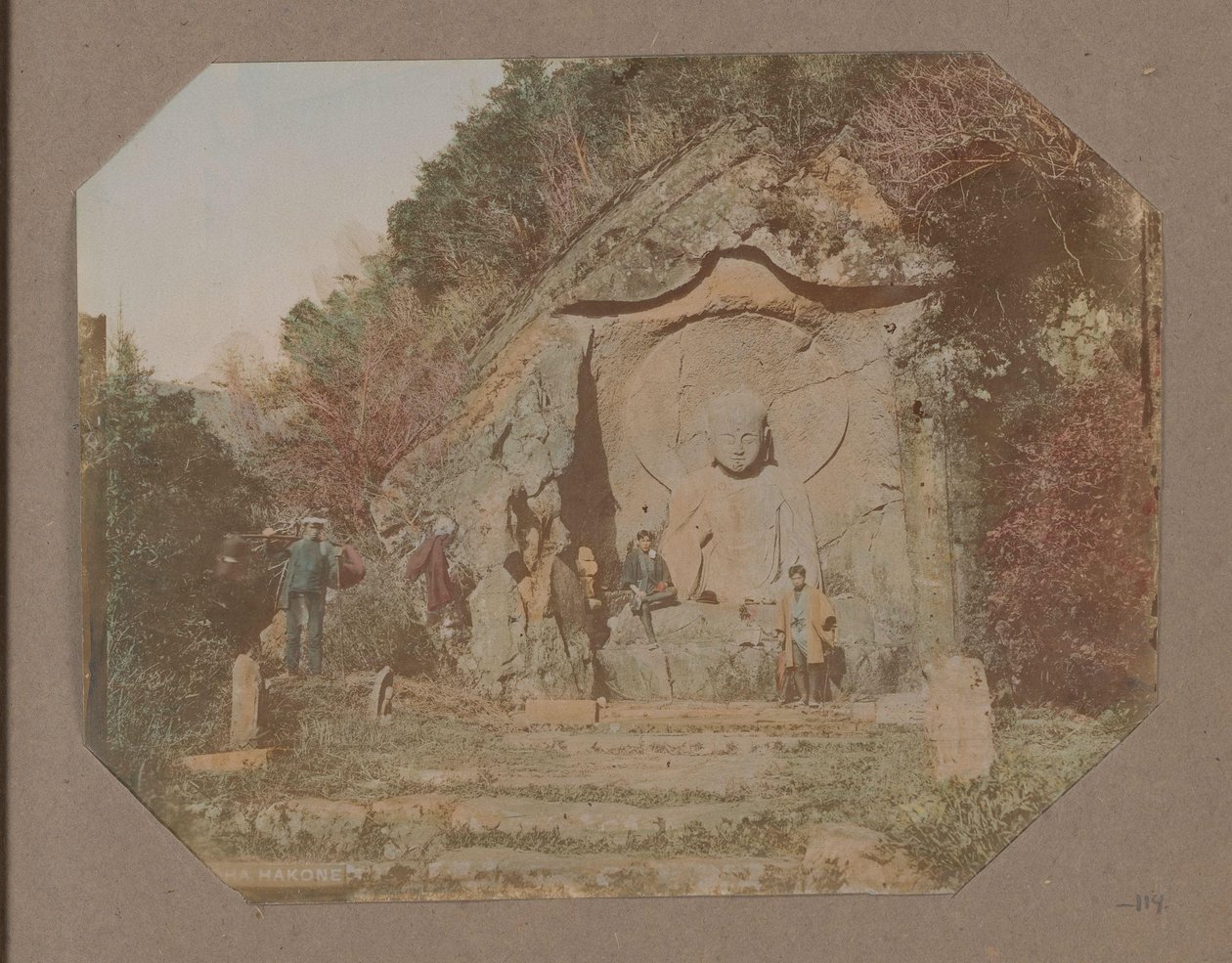 Três homens em um Buda Relief em Hakone, Japão de Anonymous