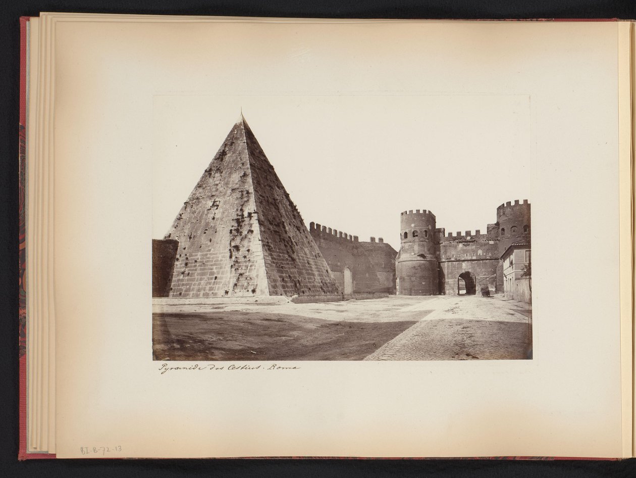 Vista da pirâmide de Caius Cestius e Porta Ostiense em Roma, Itália
Pirâmide de Cestius. Roma (título sobre o objecto) de Anonymous