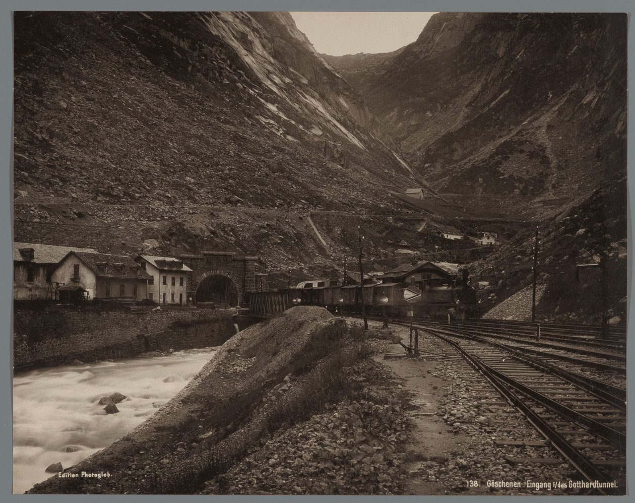 Entrada para o túnel de São Gotardo em Göschenen Göschenen, eingang i/das Gotthardtunnel (título no objeto) de Anonymous