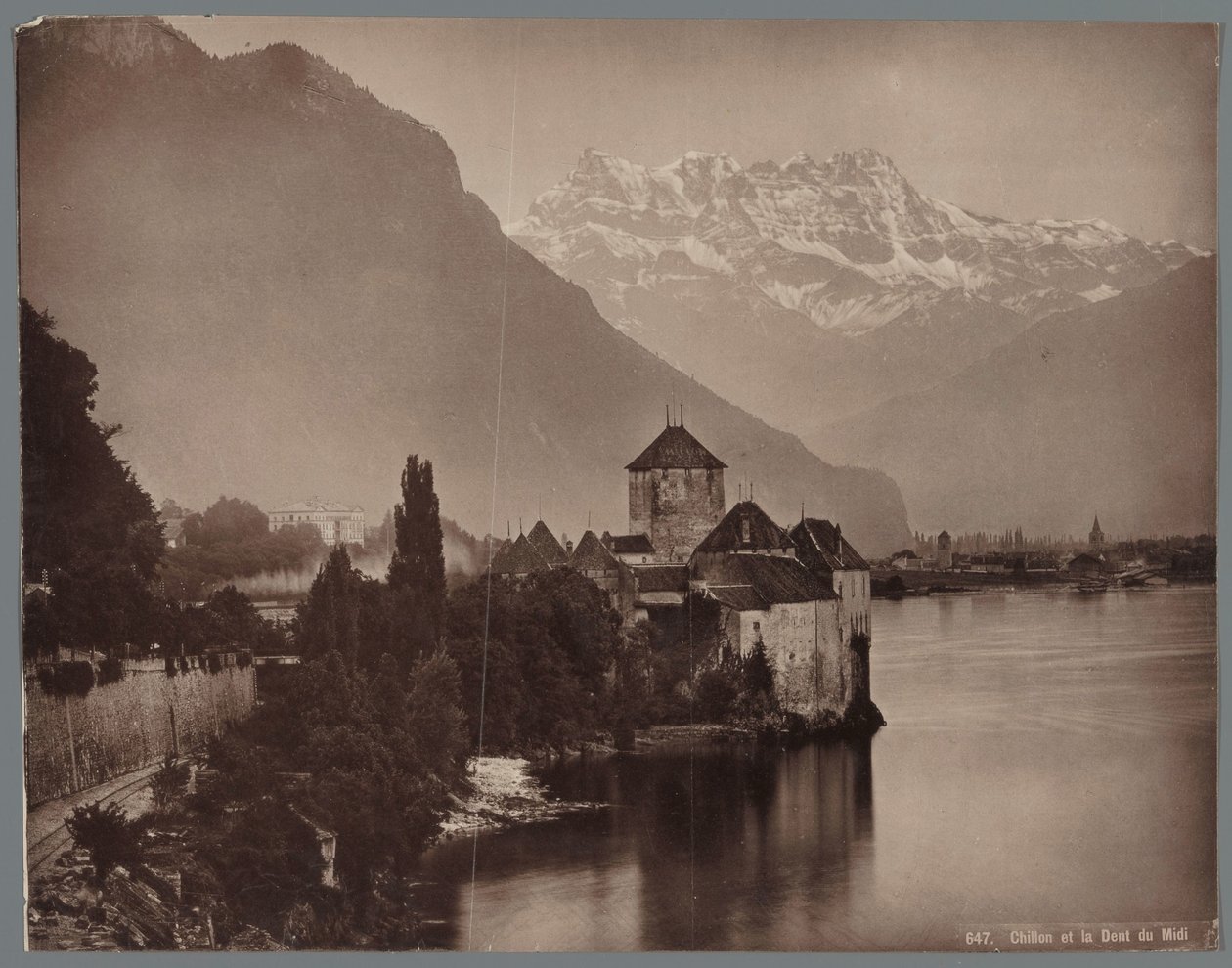 Castelo de Chillon no Lago de Genebra, o Dents du Midi à distância
Chillon et la Dent du Midi (título sobre o objecto) de Anonymous