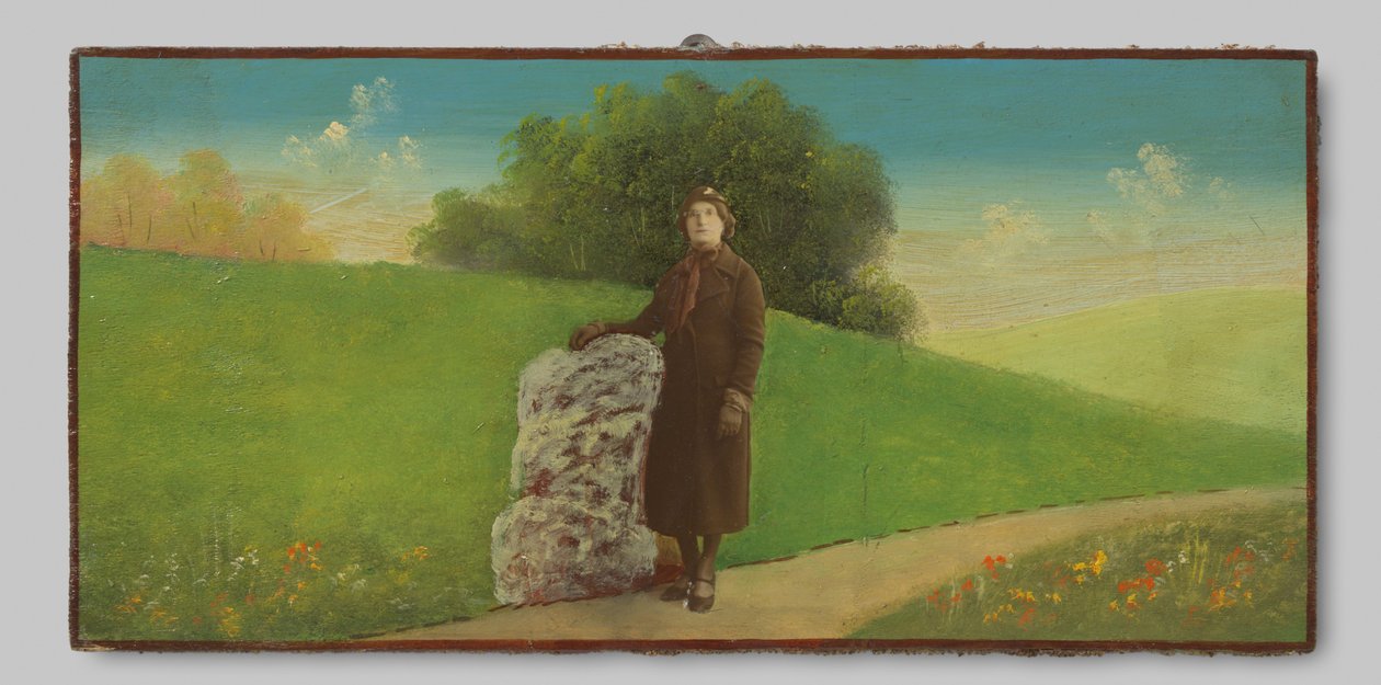 Retrato de uma mulher desconhecida em uma paisagem pintada de Anonymous