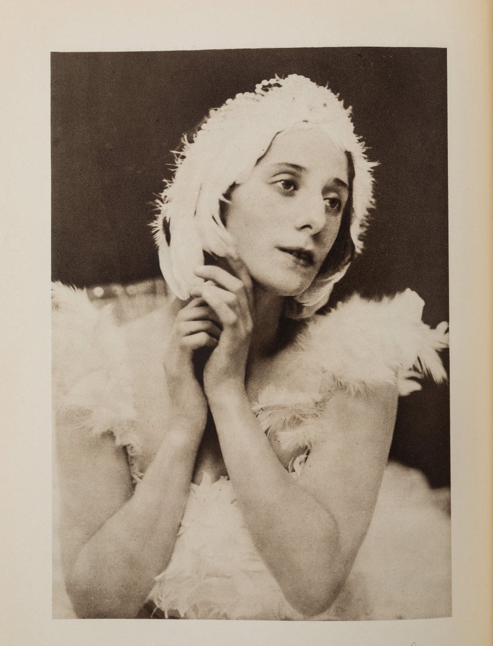 Anna Pavlova (Pavlovna) (1881-1931) no balé The Dying Swan de Camille Saint-Saens, Anônimo. Chromolithography, , Coleção Particular de Anonymous Anonymous