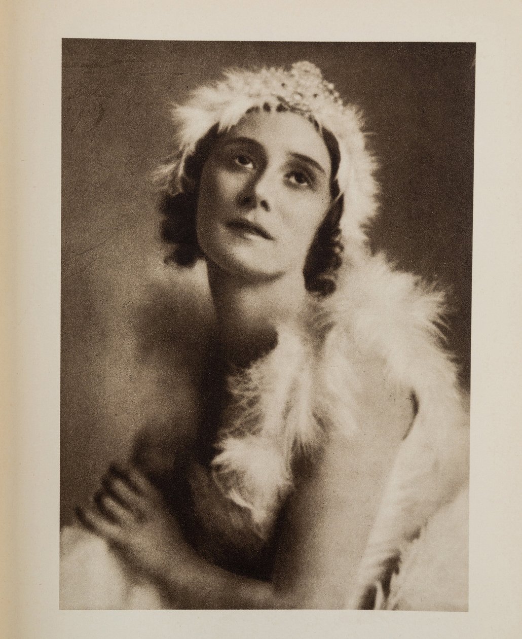 Anna Pavlova (Pavlovna) (1881-1931) no balé The Dying Swan de Camille Saint-Saens, Anônimo. Chromolithography, , Coleção Particular de Anonymous Anonymous