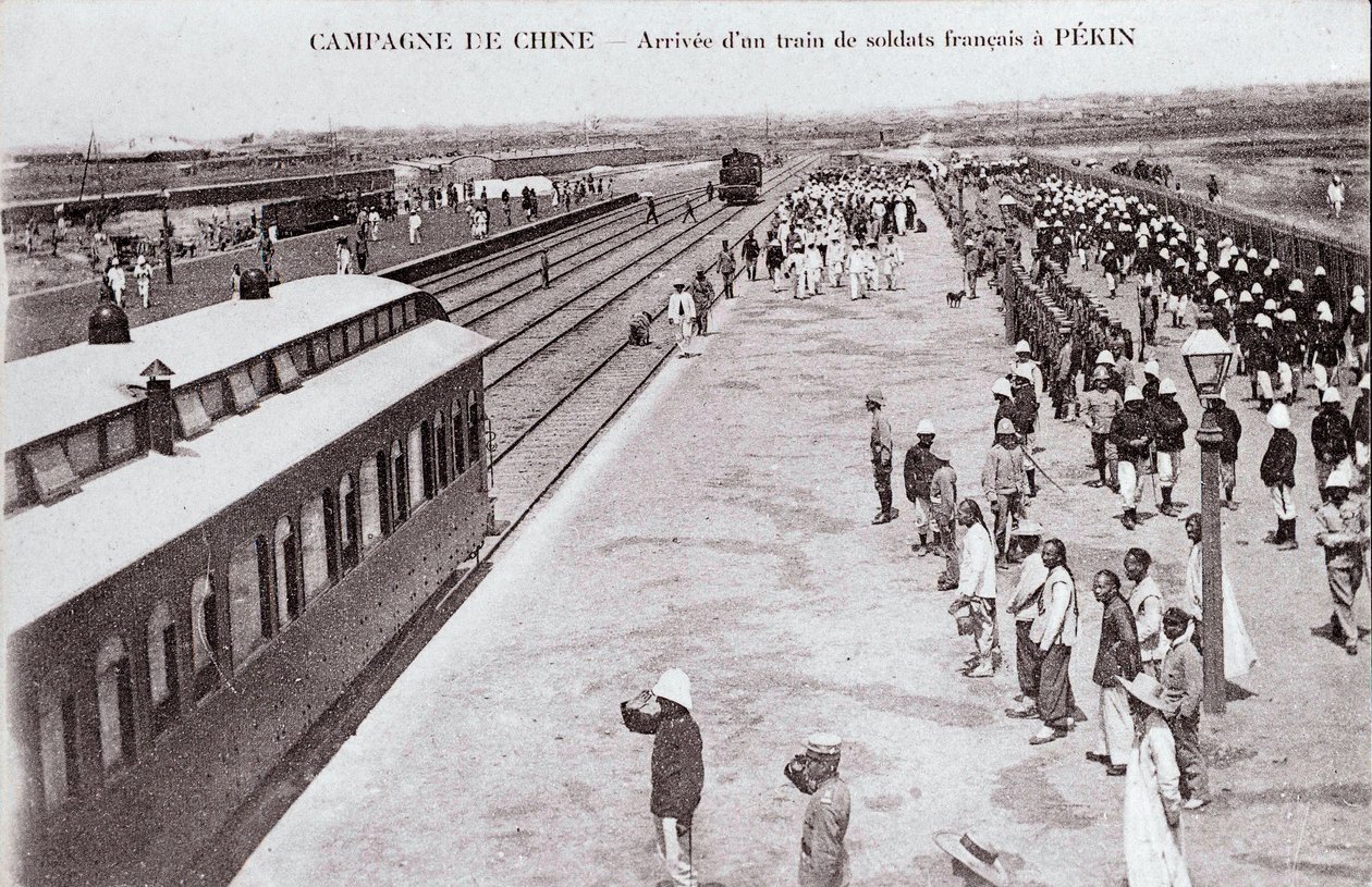 Chegada de um comboio de soldados franceses a Pekin durante a Campanha de Fotografia da China por volta de 1900-1901 - Colecção privada de Anonymous Anonymous