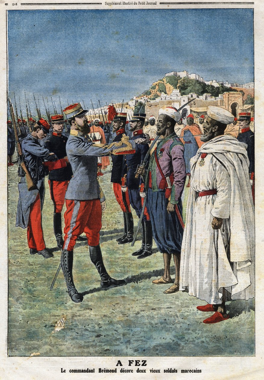 O Comandante Edouard Bremond (1868-1948) decora dois antigos soldados marroquinos em Fez. Gravura no "Le Petite Journal", em 21/01/1912. Coleção privada. de Anonymous Anonymous