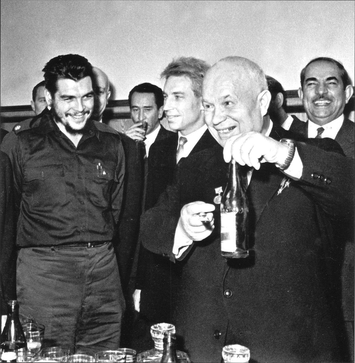 Ernesto Che Guevara (1928-1967) e Nikita Khrushchev (Khrouchtchev) (1894-1971) em Moscou, Anônimo. Fotografia de Anonymous Anonymous