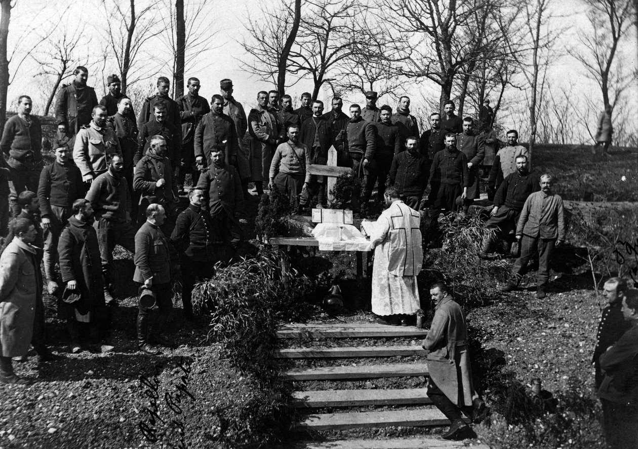 Primeira Guerra Mundial (1914-1918): Missa dominical no Ferme de Canny (Canny-sur-Matz) (Departamento 60: Oise) em Maio de 1915. Coleção particular. de Anonymous Anonymous