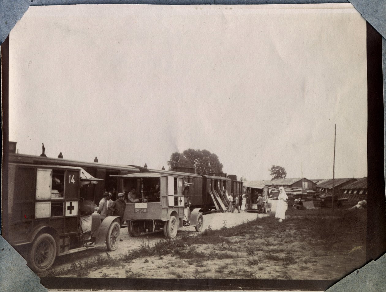 Primeira Guerra Mundial 1914-1918: Vacinação de soldados por enfermeiras da Cruz Vermelha francesa na estação de Saint Gilles (Saint-Gilles), no Canal da Mancha, Baixa Normandia, França. Fotografia anônima em junho de 1917. Coleção privada, Stella. de Anonymous Anonymous
