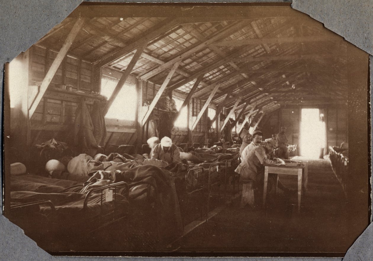 Primeira Guerra Mundial 1914-1918: quartel de soldados de guerra franceses feridos em Couville, no Canal da Mancha, na Baixa Normandia (Baixa Normandia), França. Fotografia anónima em Maio de 1917. Coleção privada, Stella. de Anonymous Anonymous